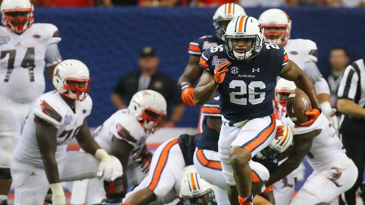 Auburn linebacker Justin Garrett returns Louisville fumble for a touchdown during the second quarter of an NCAA college football game Saturday, Sept. 5, 2015, in Atlanta. (Curtis Compton/Atlanta Journal-Constitution via AP) 