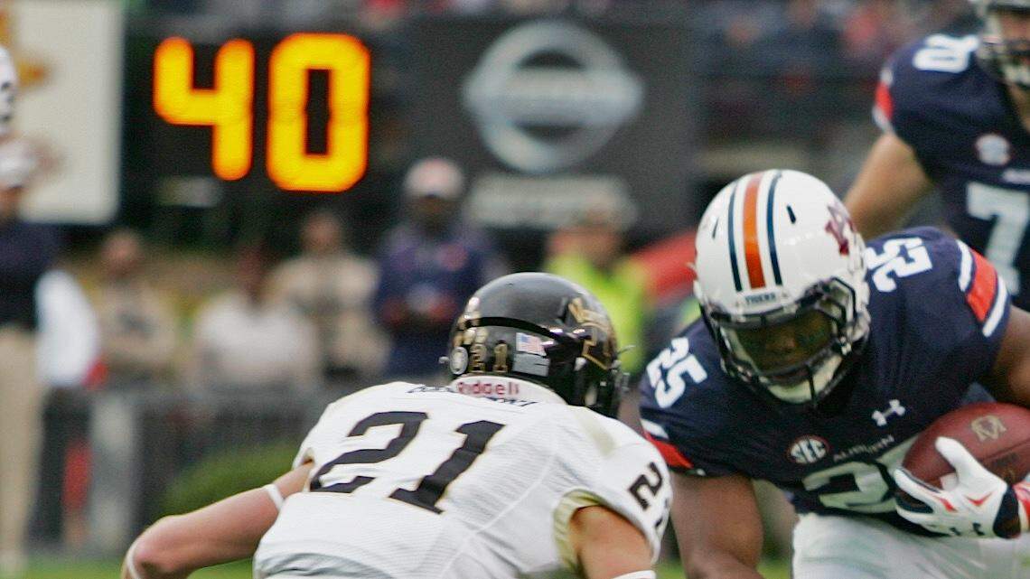Auburn running back Peyton Barber breaks a tackle Saturday, Nov. 21, 2015 at Jordan-Hare Stadium. (Michael Niziolek | Ledger-Enquirer.com)