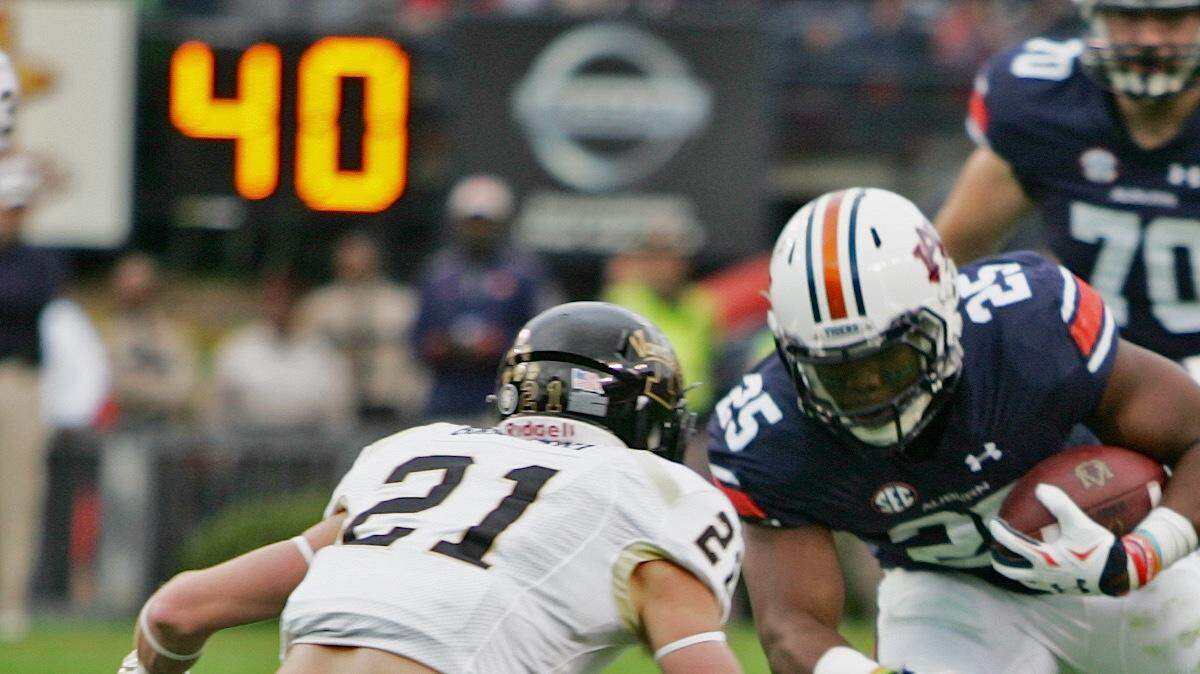 Auburn running back Peyton Barber breaks a tackle Saturday, Nov. 21, 2015 at Jordan-Hare Stadium. (Michael Niziolek | Ledger-Enquirer.com)