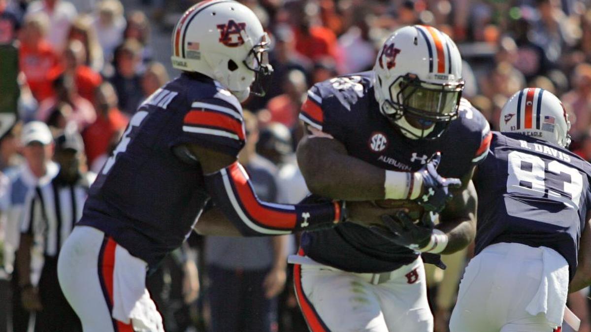 Auburn running back Kamryn Pettway takes a handoff against Vanderbilt Saturday, Nov. 5, 2016 at Jordan-Hare Stadium.