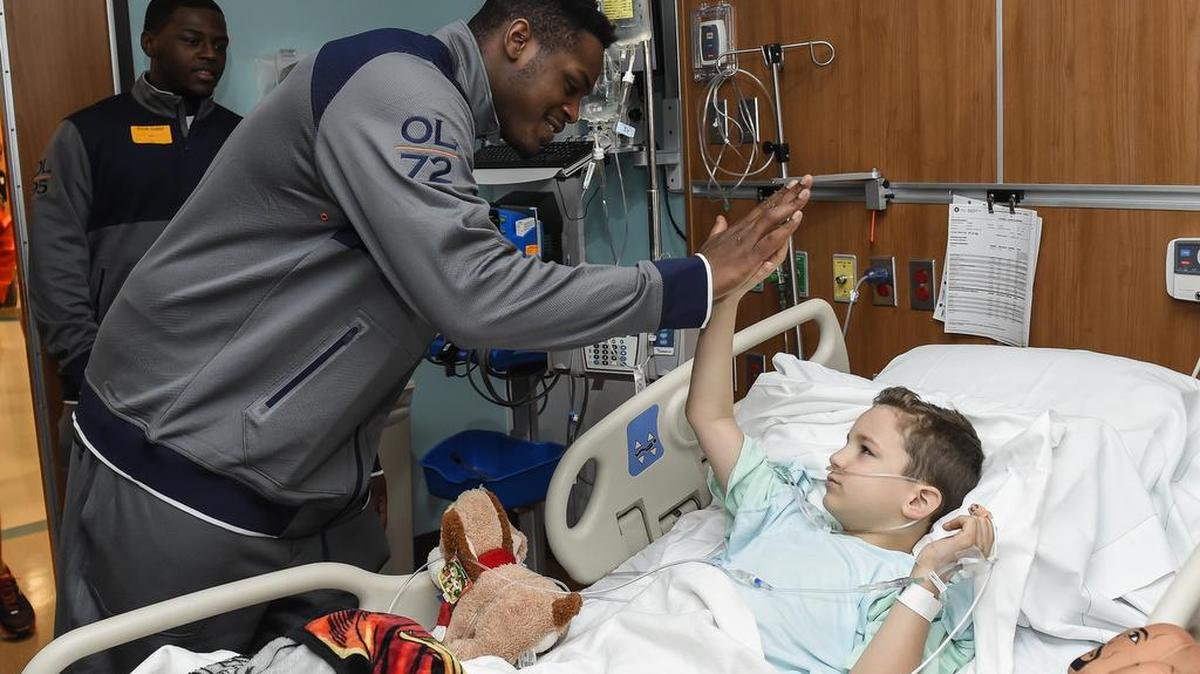 Auburn offensive lineman Shon Coleman visits Children's of Alabama Hospital on Monday, Dec. 28, 2016.