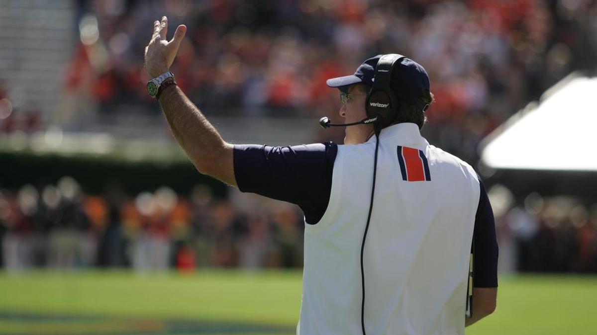 Auburn coach Gus Malzahn calls to his players during game against Vanderbilt Saturday, Nov. 5, 2016.