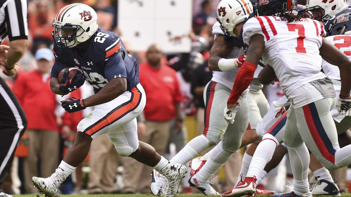 Auburn running back Jovon Robinson (29) runs the ball against Ole Miss on Saturday, Oct. 31, 2015. (Zach Bland/Auburn Athletics)