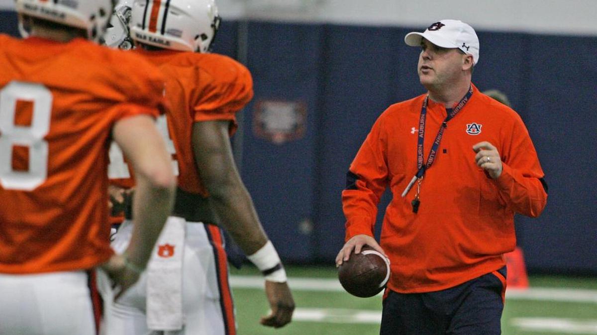 Auburn offensive coordinator Chip Lindsey works with the team's quarterbacks Tuesday, March 7, 2017.