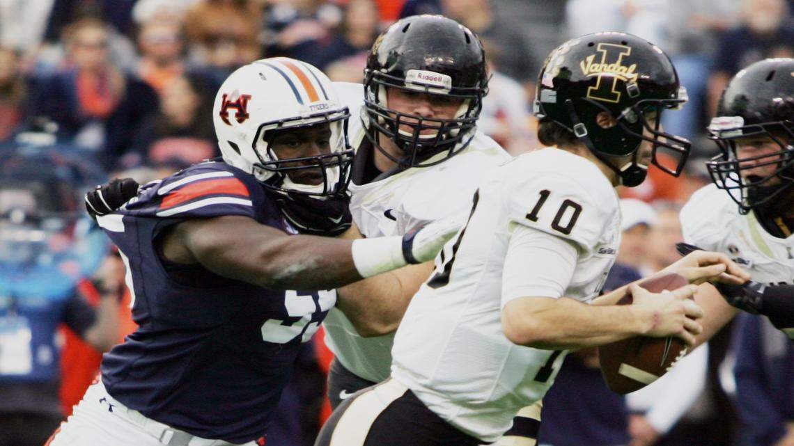 Auburn defensive lineman Carl Lawson rushes Idaho quarterback Matt Linehan Saturday, Nov. 21, 2015 at Jordan-Hare Stadium. (Michael Niziolek | Ledger-Enquirer.com)
