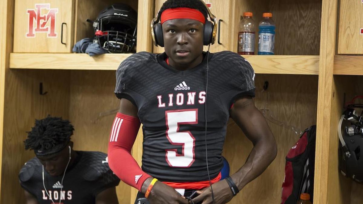 Auburn quarterback John Franklin III gets ready for a game at East Mississippi Community College.