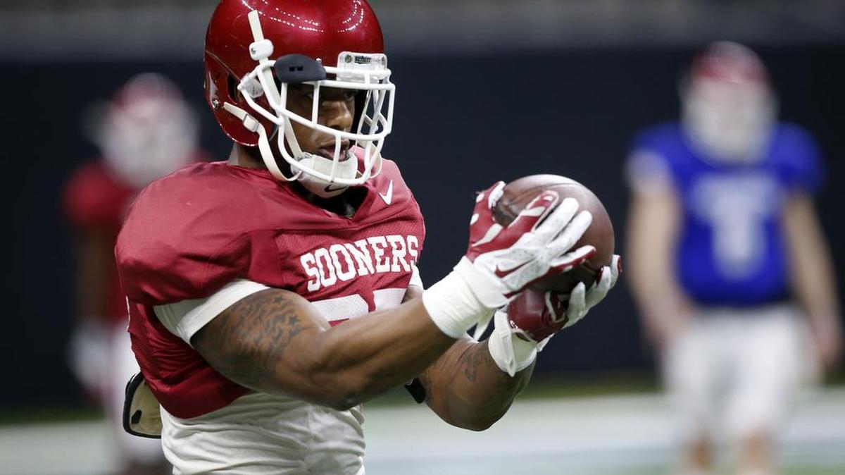 Oklahoma running back Joe Mixon, No. 25, practices in New Orleans, Thursday, Dec. 29, 2016, for the Sugar Bowl.