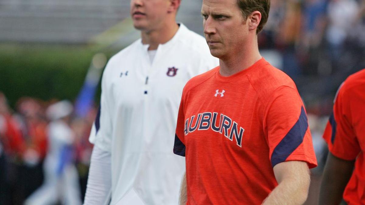 Auburn offensive coordinator Rhett Lashlee is leaving the program to take the same position at UConn.