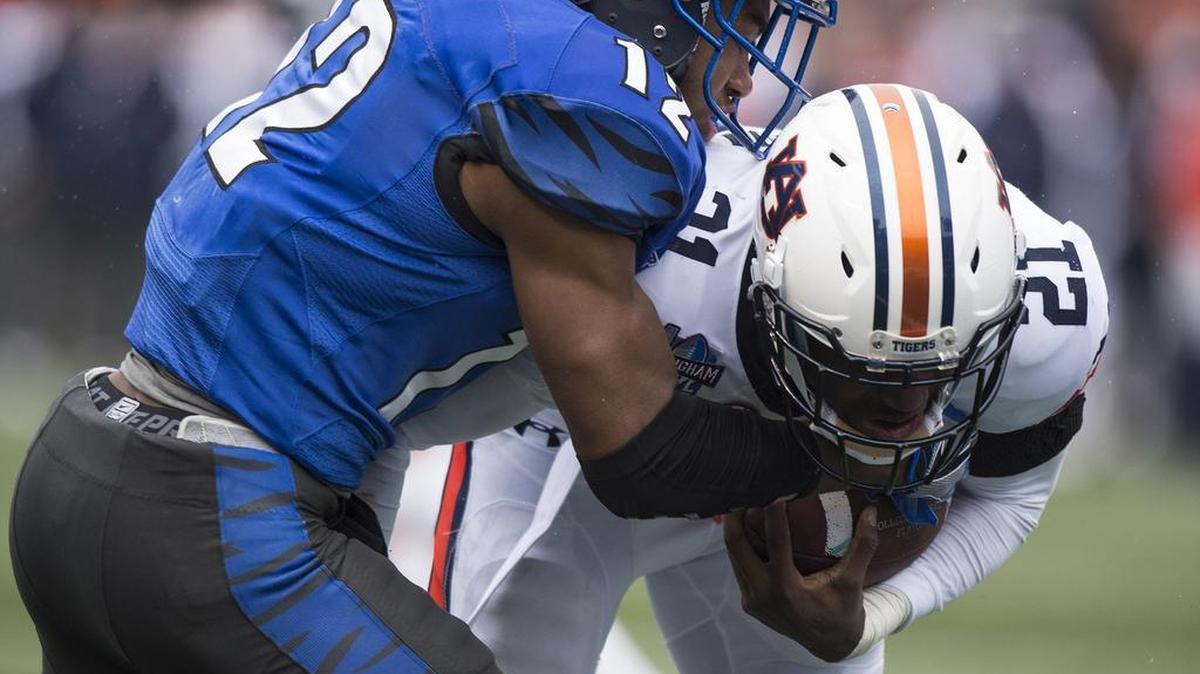 Kerryon Johnson (21) breaks a tackle during a touchdown run. Birmingham Bowl in Birmingham, Ala. on Wednesday, Dec. 30, 2015.