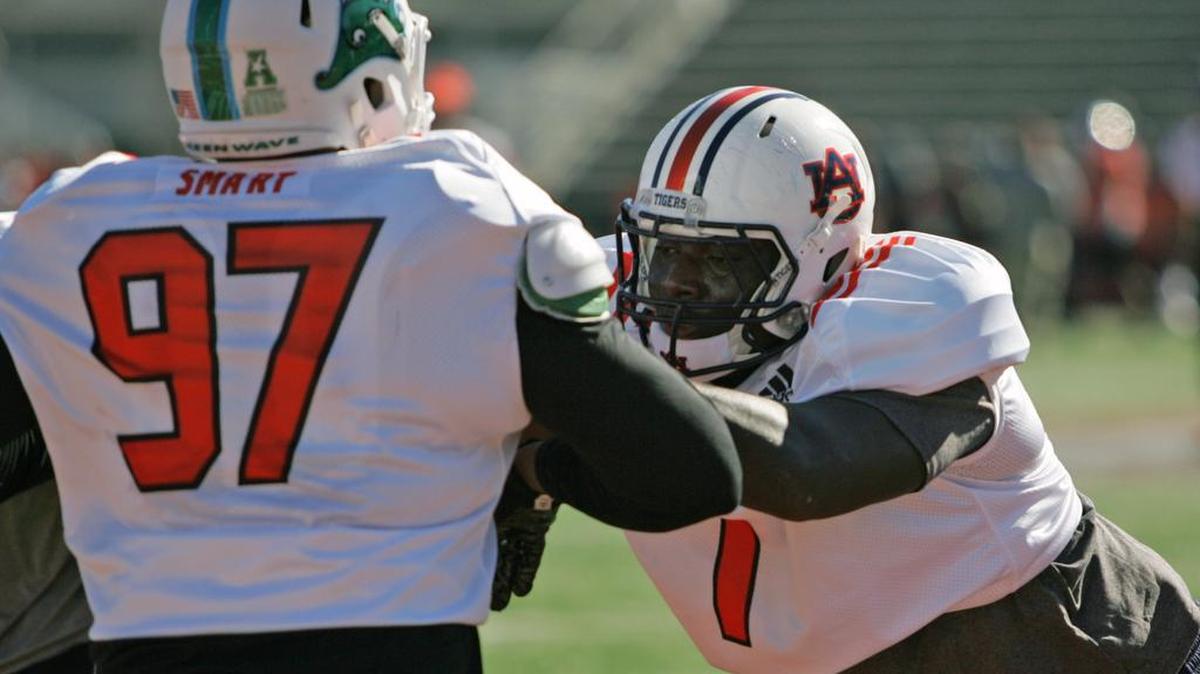 Auburn offensive lineman Montravius Adams goes up against Tulane's Tanzel Smart at Senior Bowl practice Tuesday, Jan. 24, 2017.