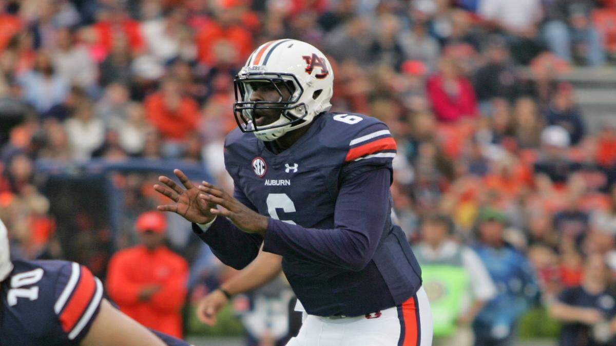 Auburn quarterback Jeremy Johnson gets ready for the snap against Idaho Saturday, Nov. 21, 2015 at Jordan-Hare Stadium. (Michael Niziolek | Ledger-Enquirer.com)