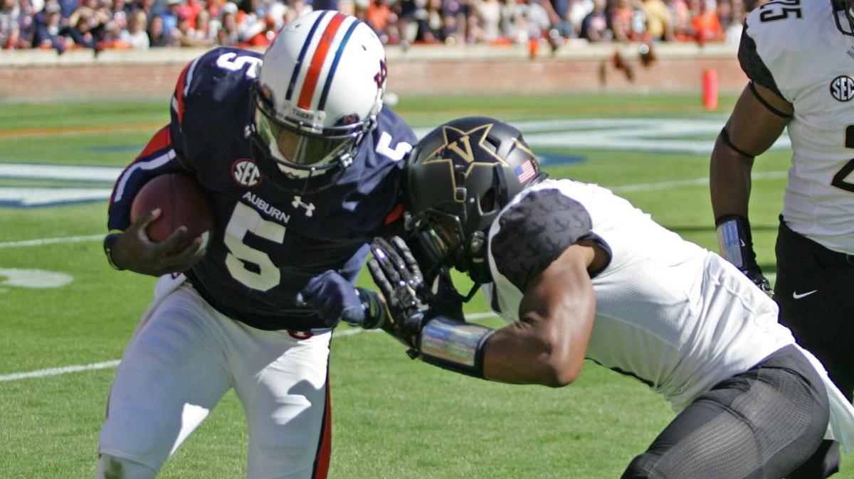 Auburn quarterback John Franklin III carries the ball against Vanderbilt Saturday, Nov. 5, 2016 at Jordan-Hare Stadium.