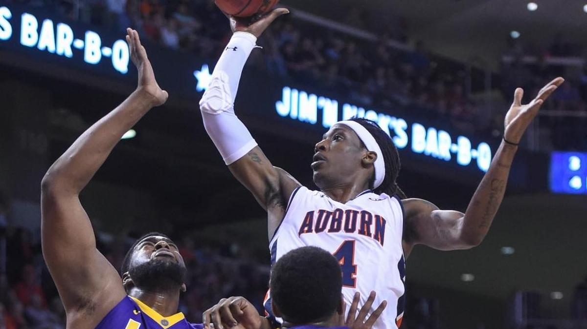 Auburn’s T.J. Dunans shoots over LSU’s Elbert Robinson III, left, and forward Aaron Epps during Wednesday’s game in Auburn, Ala.