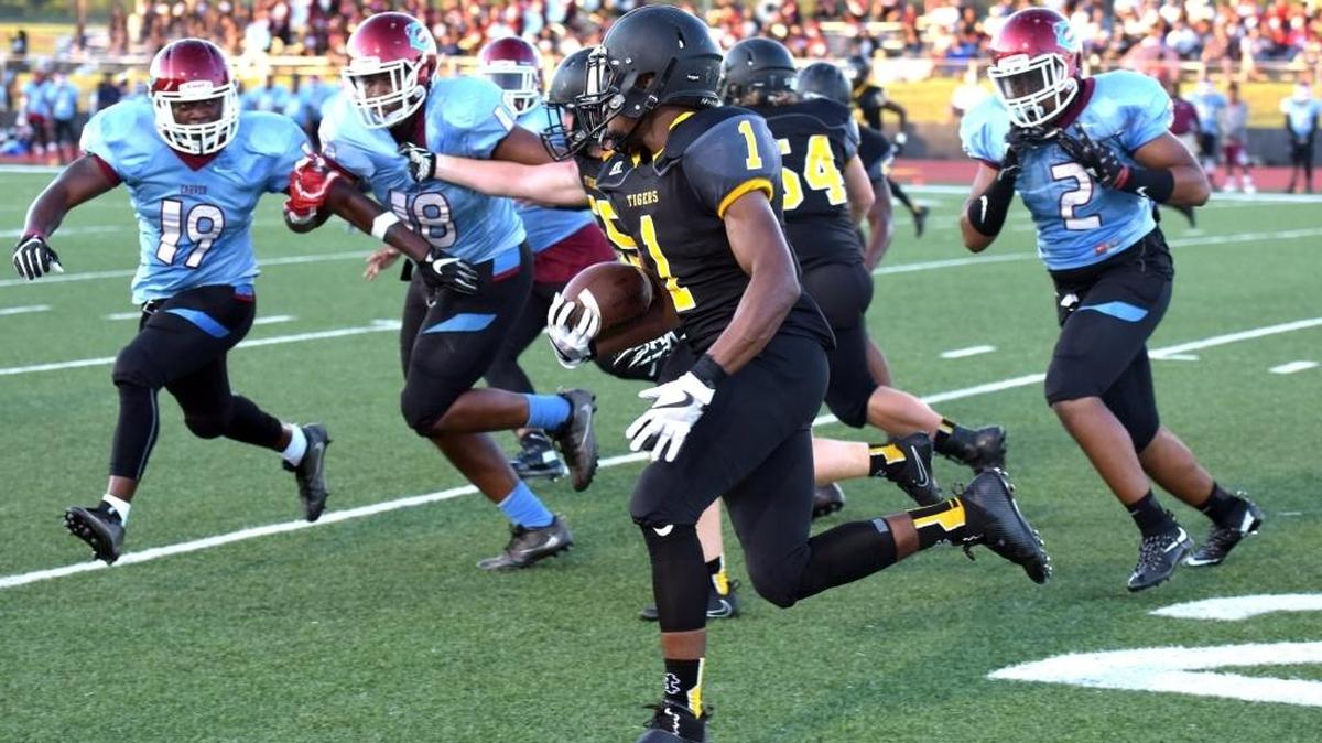 Harris County's Cal'von Harris runs out of the backfield against Carver in the 1st quarter for a 1st down carry Friday night, August 18, 2017.