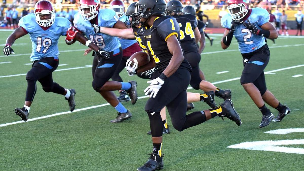 Harris County's Cal'von Harris runs out of the backfield against Carver in the 1st quarter for a 1st down carry Friday night, August 18, 2017