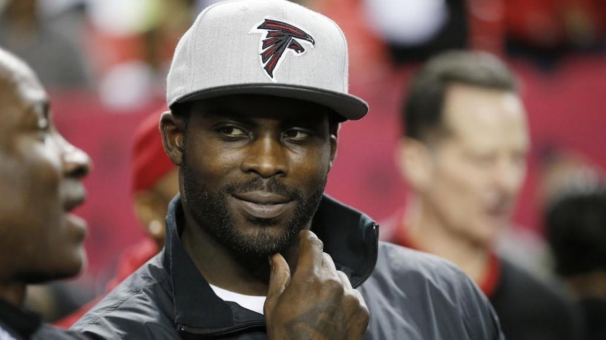En esta foto de archivo del 1 de enero de 2017, Michael Vick, ex quarterback estrella de los Atlanta Falcons, en los laterales antes del partido entre los Falcons y los New Orleans Saints en Atlanta.